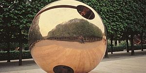 Arnaldo Pomodoro, Rotante massimo, IV (1969-1970). Jardins du Palais Royal, Parigi, 2002. Foto Ermanno Casasco, Courtesy Fondazione Arnaldo Pomodoro.