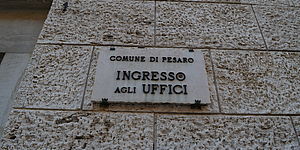 Targa ingresso agli uffici - Comune di Pesaro