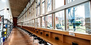 luogo della biblioteca con vetrate