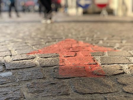 freccia Rossa nell'asfalto