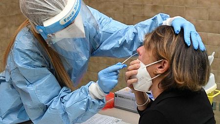 infermiere intento a fare un tampone naso