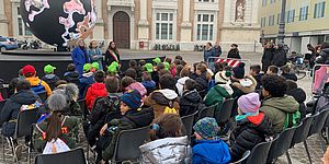 Murgia con ragazzi in piazza