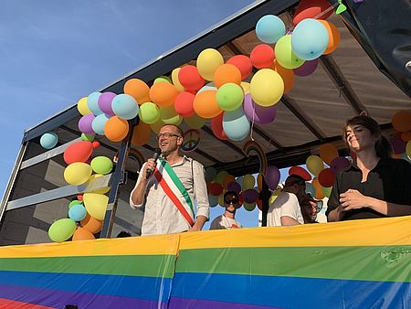 Ricci sul palco del Marche Pride con palloncini