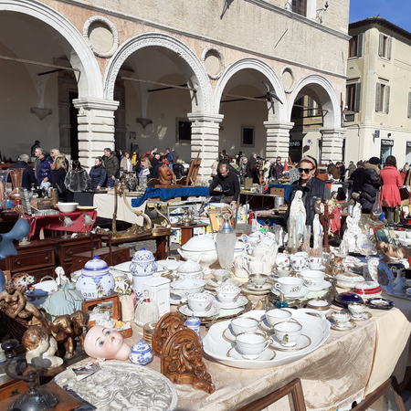 Il mercato dell'antiquariato in piazza del Popolo a Pesaro