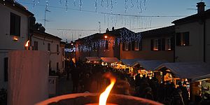 Candele a Candelara: fotografia del borgo illuminato dalle candele