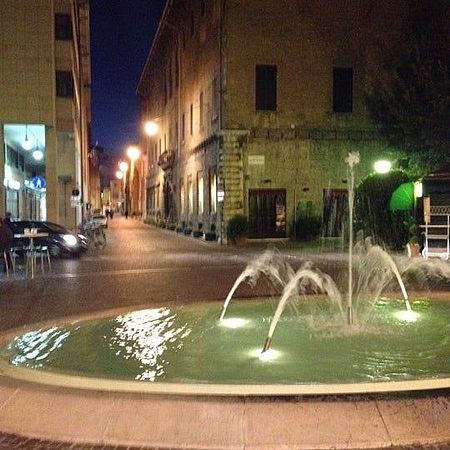 Fontana p.zza Matteotti illuminata