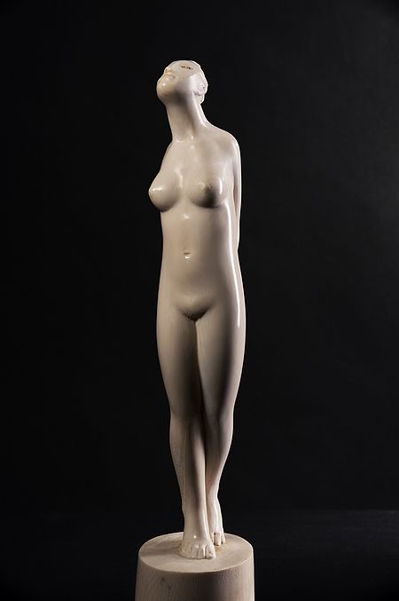 statua di donna nuda