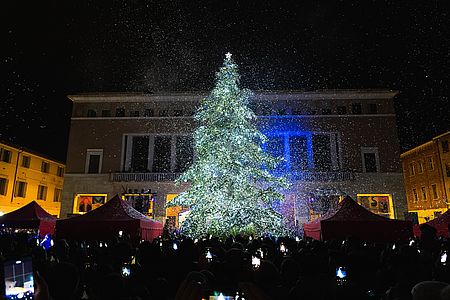 Ricci accende “Pesaro nel Cuore” pensando all’Ucraina: «Che sia un Natale di pace»