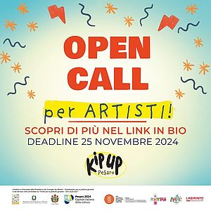 immagine rappresentativa con scritta Open Call per artisti in rosso su sfindo azzurro sfumato