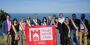 Autorità con bandiera "I Borghi più belli d'Italia"