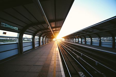 Binari in stazione con tramonto