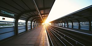 Binari in stazione con tramonto