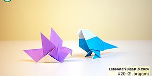 locandina a sfindo iallo con due origami colorati