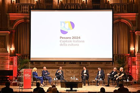 Ricci ed altri sul palco di Mantova con il logo Pesaro 2024