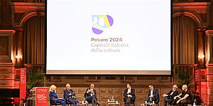 Ricci ed altri sul palco di Mantova con il logo Pesaro 2024