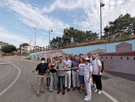 Ricci Biancani Vitri ed altri davanti al murales del porto