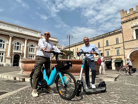 Belloni in bici Ricci in monopattini in piazza del Popolo