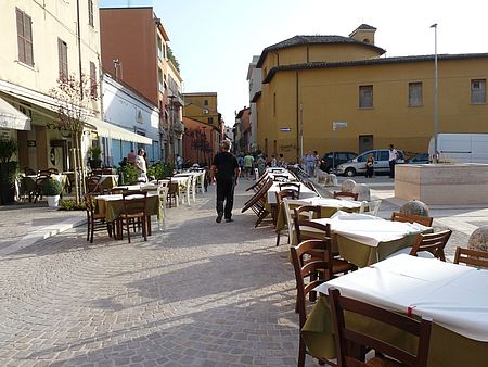 Via Castelfidardo con tavoli 