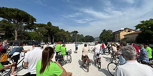 persone in bici nel parcheggio via dell'Acquedotto e in mezzo Ricci