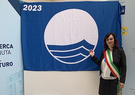 L'assessora Maria Rosa Conti con la Bandiera Blu 2023