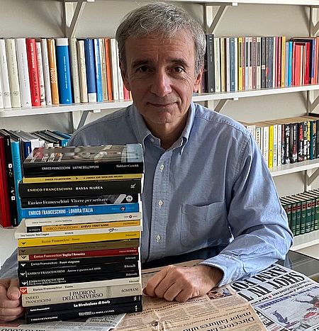 Enrico Franceschini con davanti pila di libri