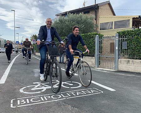 il sindaco Matteo Ricci, il vicepresidente del Consiglio regionale Andrea Biancani, l'assessore Enzo Belloni lungo la Bicipolitana di via Fratti