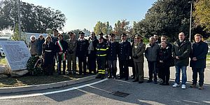 Autorità davanti alla stele dei Caduti di Nassirya