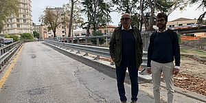 Gli assessori Belloni e Pozzi davanti alla rampa del cavalcaferrovia De Sabbata