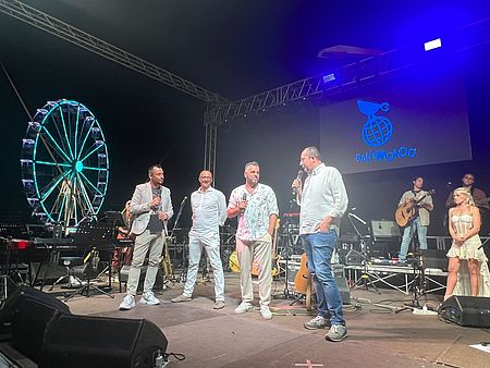 Il palco di piazzale della Libertà di Pesaro con il sindaco Ricci, il vicesindaco Vimini, Mirko Casadei e Avion Travel