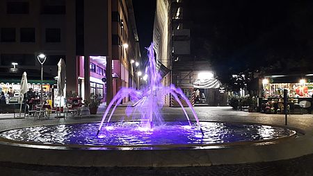 La fontana di piazzale Matteotti illuminata di viola per la Giornata internazionale contro l'Epilessia