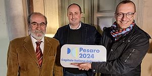 Ricci Vimini Paolini con in mano la targa "Pesaro 2024"