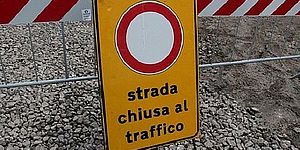 cartello stradale chiusura al traffico