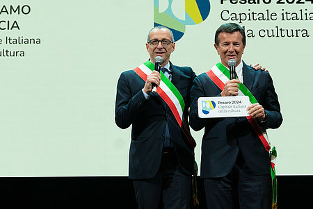 Ricci e Gori con in mano il logo di Pesaro 2024