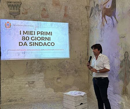 Biancani con dietro l'immagine di "80 giorni da Sindaco"