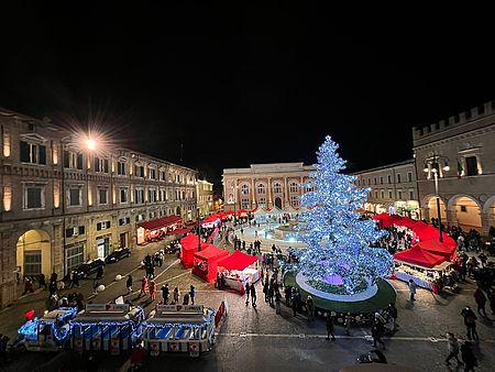 piazza allestita per Natale con albero illuminato