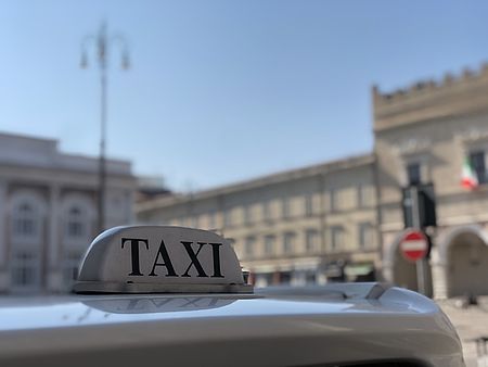 imnsegna taxi in piazza del Popolo