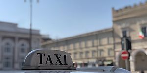 imnsegna taxi in piazza del Popolo