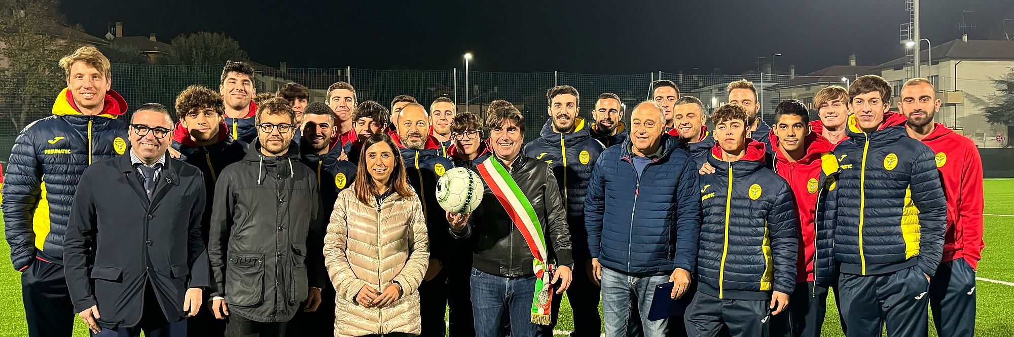 Vismara riabbraccia il suo impianto sportivo. Biancani, Della Dora e Pozzi : «Tempi record per il nuovo campo da calcio, da oggi più sicuro anche grazie alla sistemazione del fosso. Un doppio intervento che restituisce al Quartiere un luogo di crescita per oltre 200 giovani»