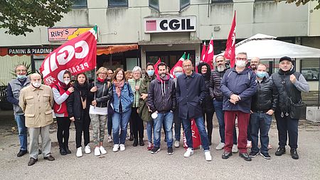 Ricci ed altri rappresentanti della CGIL davanti la sede di Pesaro