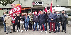 Ricci ed altri rappresentanti della CGIL davanti la sede di Pesaro