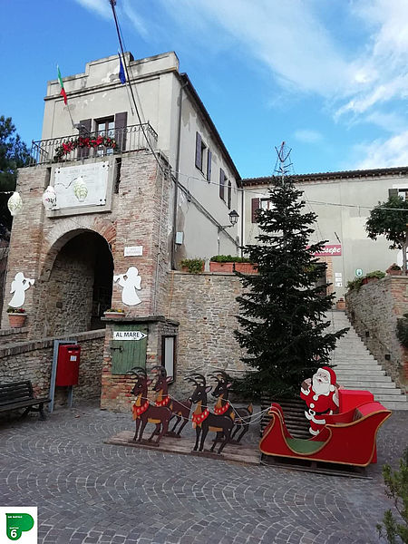 Babbo Natale sulla slitta davanti la porta di Fiorenzuola