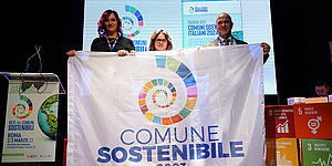 Conti Frenquellucci Lucciarini con in mano la bandiera dei Comuni sostenibili