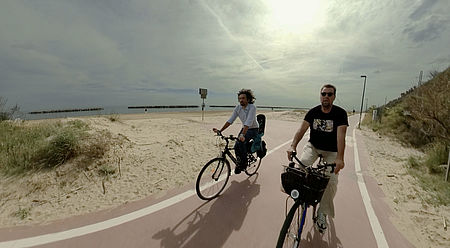 Ciclabile lungo mare ardizio con ciclisti
