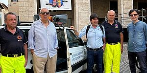 Biancani Belloni Schiaratura ed altri con l'auto della protezione civile