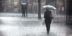 persona con ombrello sotto la pioggia