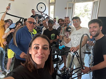 Murgia Belloni con ragazzi che sistemano biciclette
