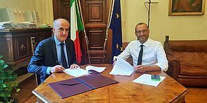 Il sindaco Matteo Ricci e il Prefetto Vittorio Lapolla in Prefettura, seduti al tavolo per siglare l'accordo