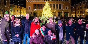 Giunta con dietro albero illuminato