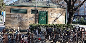Chiosco piazzale Matteotti con bici abbandonate attorno