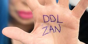 Mano con scritto "Ddl Zan"